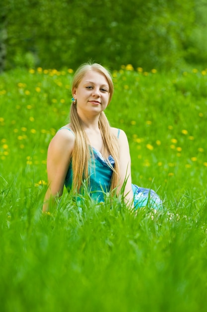 Kostenloses Foto blonde mädchen entspannenden im gras