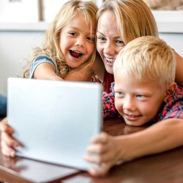 Blonde Mutter und Kinder machen einen Videoanruf auf einem Tablet