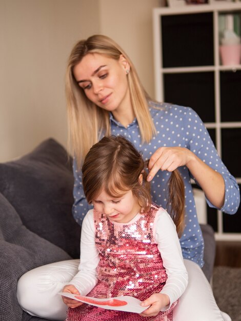 Blonde Mutter und kleine Tochter zusammen