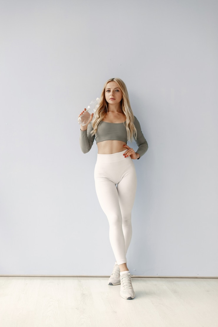 Kostenlose Foto blonde posiert. dame im sportanzug. frau zu hause.