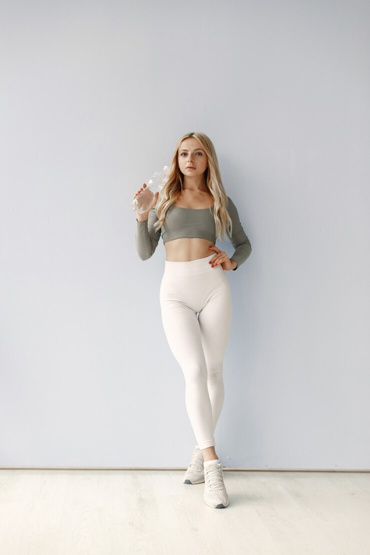 Blonde posiert. Dame im Sportanzug. Frau zu Hause.