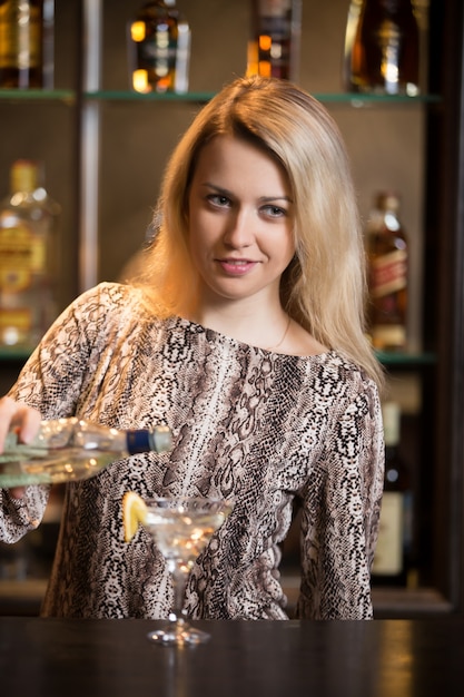 Blonder Barkeeper macht Cocktail