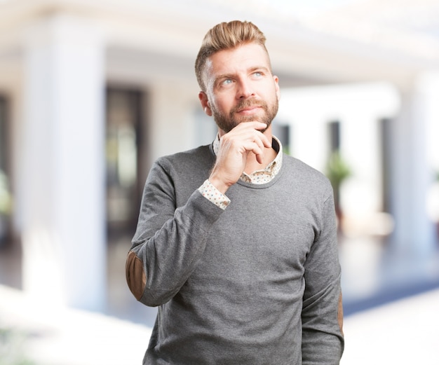 blonder Mann besorgt Ausdruck