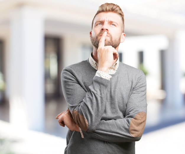 Kostenloses Foto blonder mann besorgt ausdruck