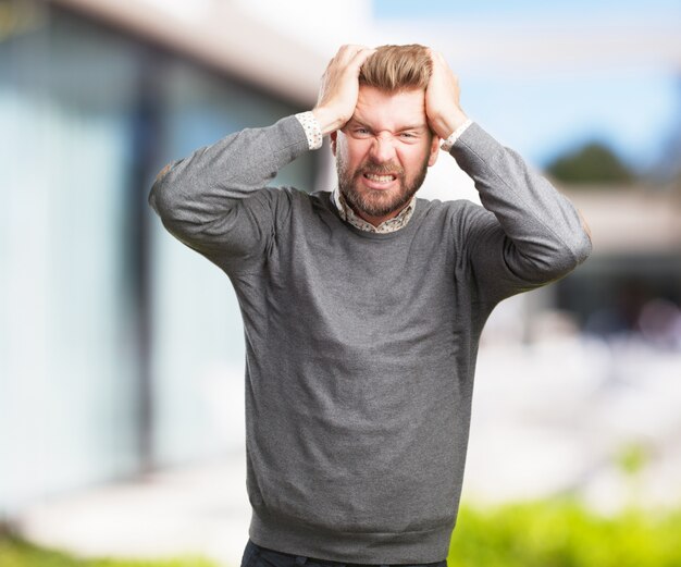 blonder Mann besorgt Ausdruck