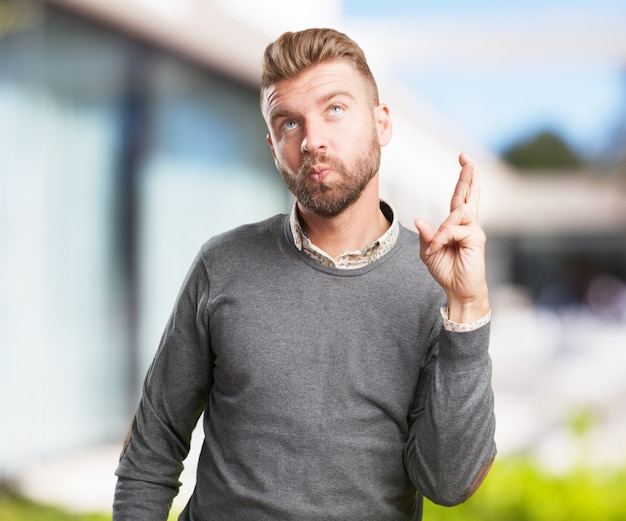 blonder Mann besorgt Ausdruck