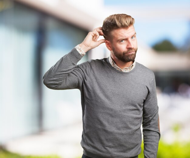 blonder Mann besorgt Ausdruck