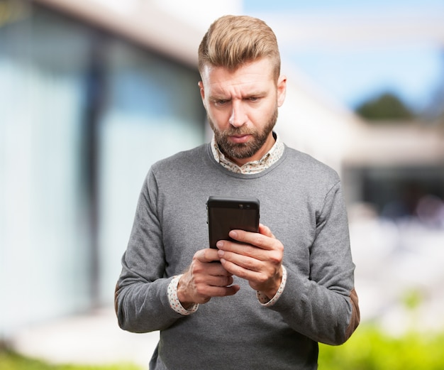 blonder Mann besorgt Ausdruck