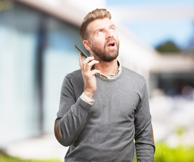 Kostenloses Foto blonder mann besorgt ausdruck