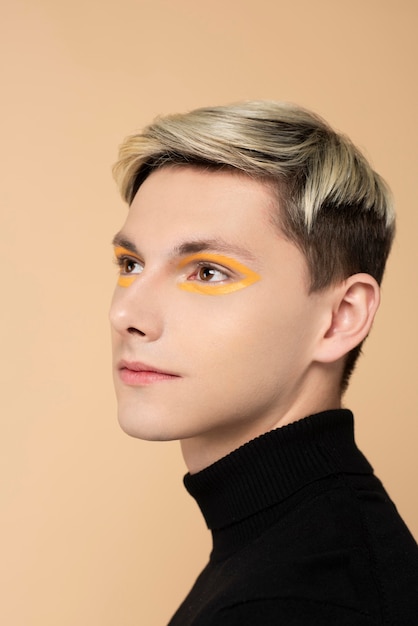 Blonder Mann, der Make-up trägt