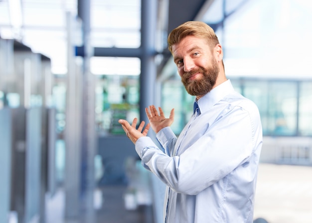 Kostenloses Foto blonder mann. glücklichen ausdruck