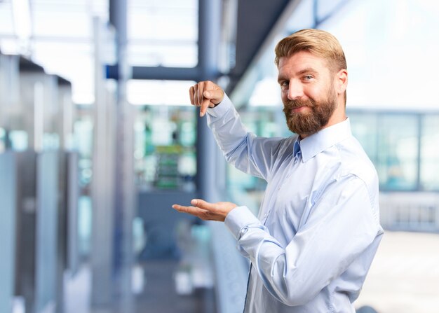 blonder Mann. glücklichen Ausdruck