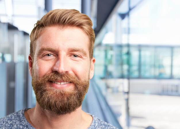 blonder Mann. glücklichen Ausdruck