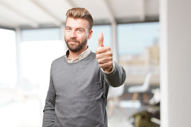 blonder Mann. glücklichen Ausdruck