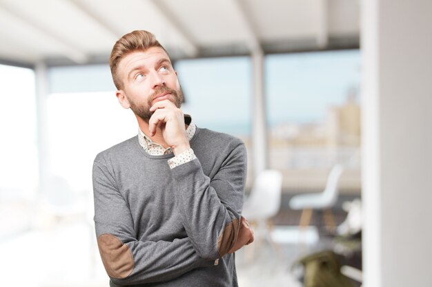 blonder Mann. glücklichen Ausdruck