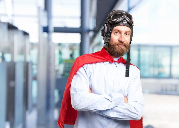 blonder Mann Held. glücklichen Ausdruck