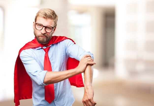 Kostenloses Foto blonder mann held wütend ausdruck