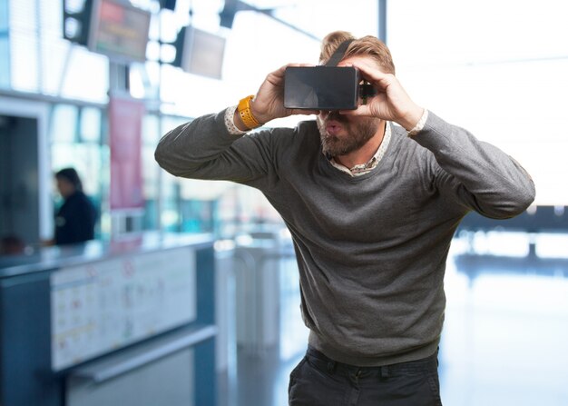 blonder Mann mit virtuellen Gläsern. Ausdruck überrascht