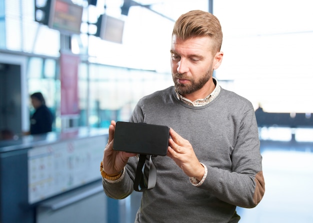 blonder Mann mit virtuellen Gläsern. Ausdruck überrascht