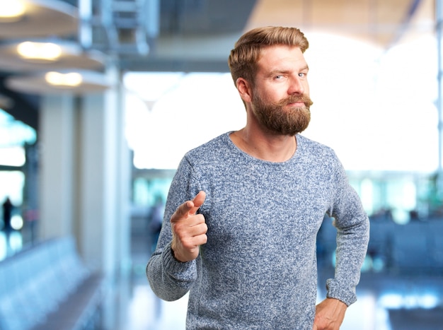 Kostenloses Foto blonder mann wütend ausdruck