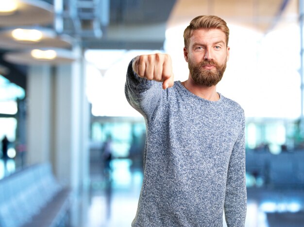 blonder Mann wütend Ausdruck