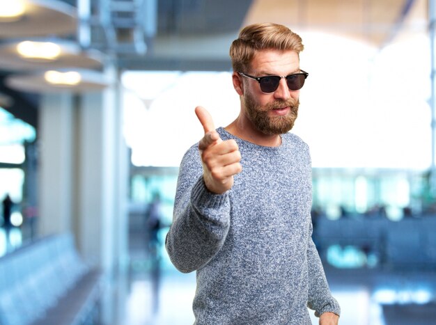 blonder Mann wütend Ausdruck