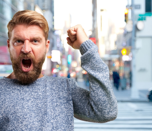 Kostenloses Foto blonder mann wütend ausdruck