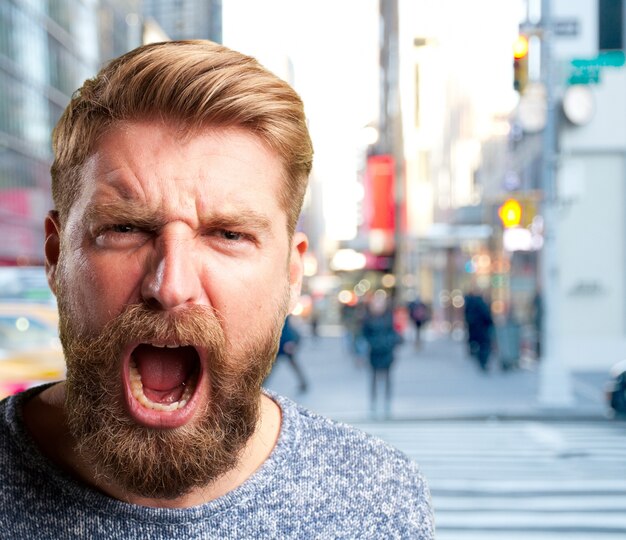 blonder Mann wütend Ausdruck