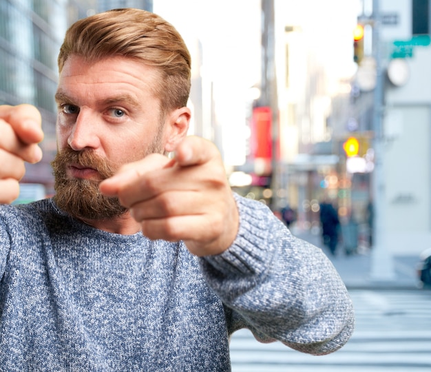 blonder Mann wütend Ausdruck