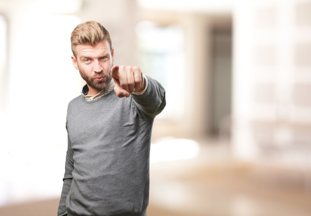 Kostenloses Foto blonder mann wütend ausdruck