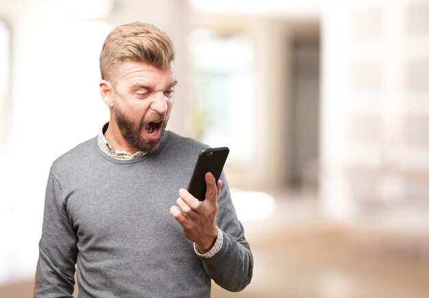 blonder Mann wütend Ausdruck