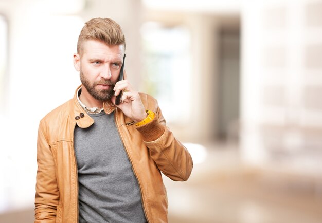 blonder Mann wütend Ausdruck