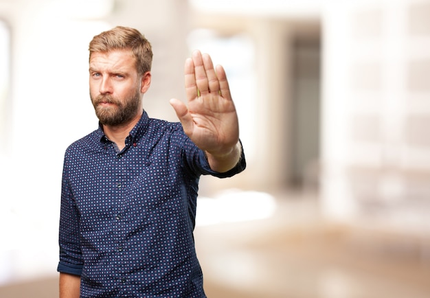 blonder Mann wütend Ausdruck