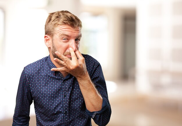 blonder Mann wütend Ausdruck