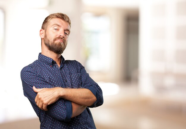 blonder Mann wütend Ausdruck