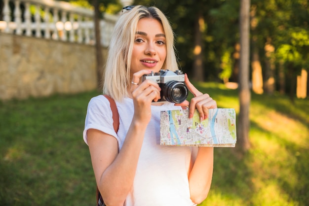 Blonder Tourist mit Kamera
