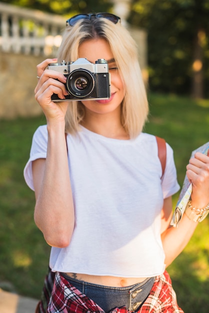 Kostenloses Foto blonder tourist mit kamera