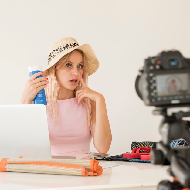 Blondes Influencer nimmt Ferienvideo auf