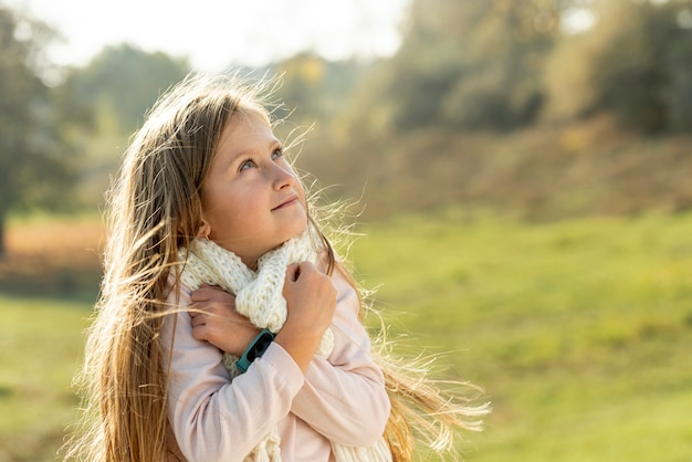 Kostenloses Foto blondes kleines mädchen, das weg schaut