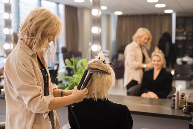 Blondes Mädchen, das ihr Haar erledigt erhält