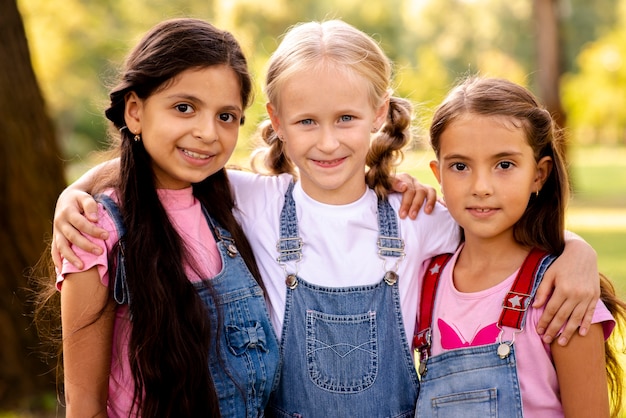 Kostenloses Foto blondes mädchen, das ihre brunettefreundinnen umarmt