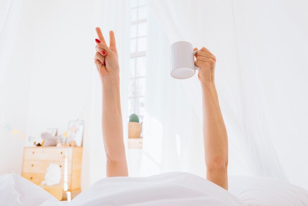 Blondes Mädchen, das morgens Kaffee trinkt