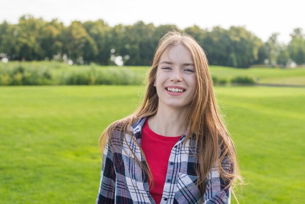 Blondes Mädchen in die Kamera schaut