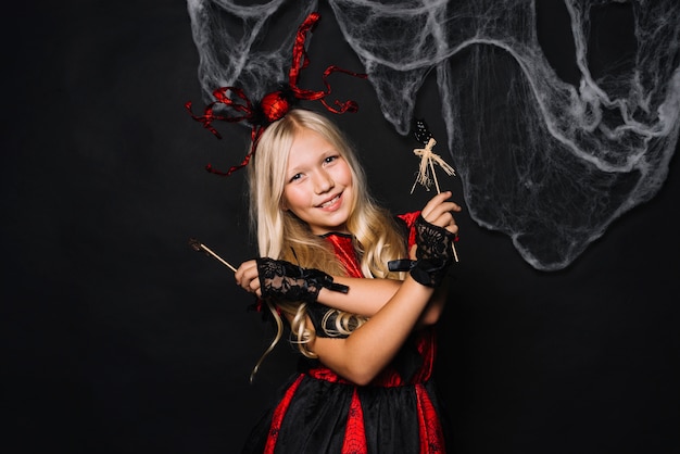 Kostenloses Foto blondes mädchen in halloween-kostüm