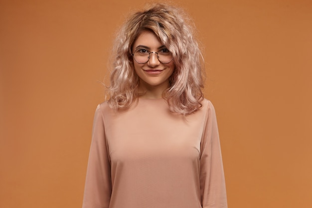 Kostenloses Foto blondes mädchen mit brille