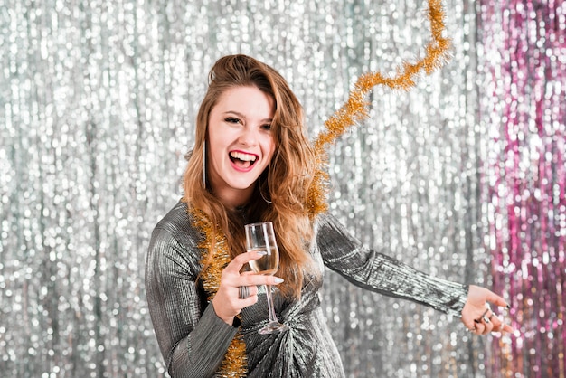 Blondes Mädchen mit dem Champagnerglasspielen