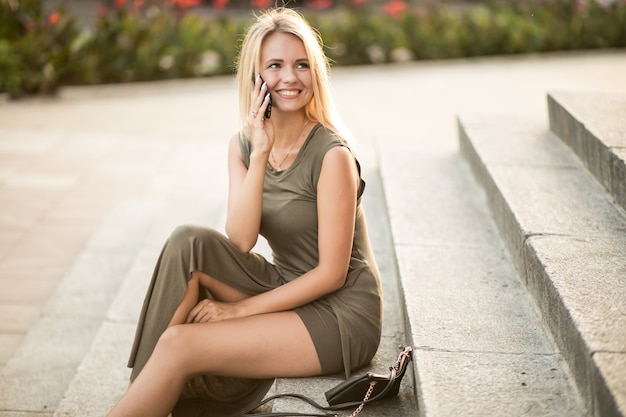 Blondes Mädchen mit Telefon