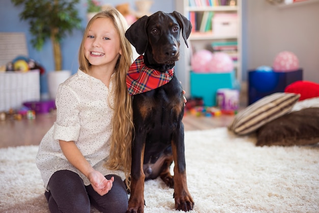 Blondes Mädchen posiert mit ihrem charmanten Hund