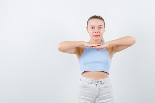 Blondes Mädchen trägt auf weißem Hintergrund zur Schau