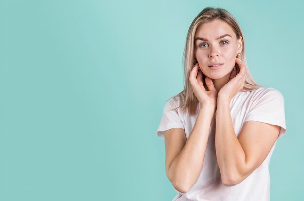 Blondes Modell, das Atelieraufnahme aufwirft